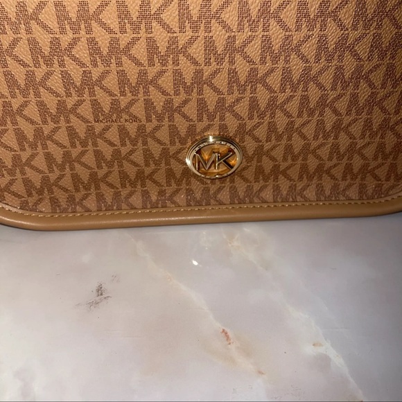 NWT Woman's Handbags / Michael Kors/ Luisa/ Large/North South/ Messenger/Peanut - Picture 6 of 13